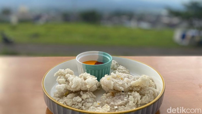 Ngopi Kalem Sambil Nikmati Pemandangan Kota Garut di Kafe Baru ini Ada kafe baru di Garut yang kini jadi primadona kawula muda. Tempatnya menyajikan pemandangan perkotaan Garut dari ketinggian lho!