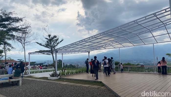 Ada kafe baru di Garut yang kini jadi primadona kawula muda. Tempatnya menyajikan pemandangan perkotaan Garut dari ketinggian lho!