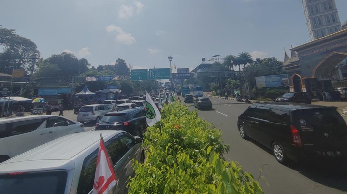 Kondisi lalu lintas (lalin) di Simpang Gadog, Kabupaten Bogor, macet, Senin (5/5/2022) pagi. Polisi mulai menerapkan skema sistem satu arah atau one way dari arah Jakarta menuju Puncak.