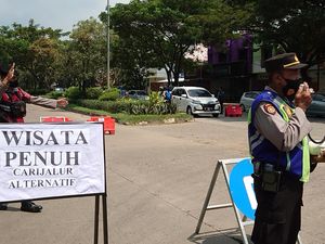 Jangan ke Pantai Anyer Deh, Penuh!