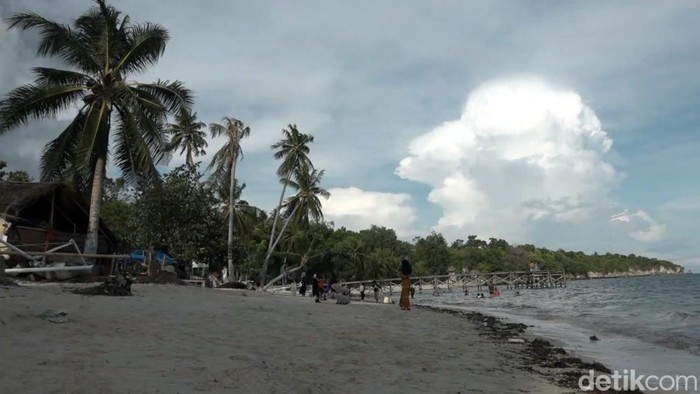 Pantai Palippis Polman.