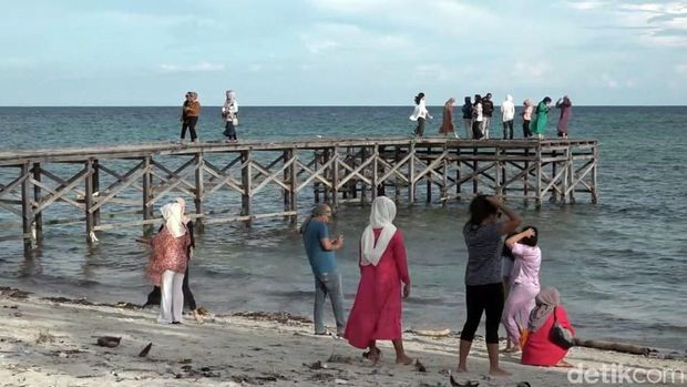 Pantai Palippis Polman.
