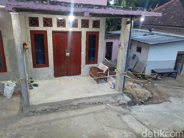 Pria di Pamekasan ditemukan tewas bersimbah darah depan rumah. Ia yakni M Munif (37) warga Desa Bangkes, Kecamatan Kadur.