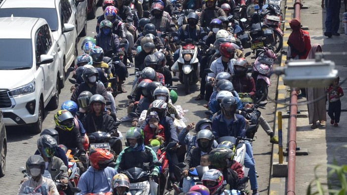 Pemudik dengan sepeda motor melintas di Jalan Trans Sumatera menuju Pelabuhan Bakauheni, Lampung Selatan, Lampung, Kamis (5/5/2022). Kementerian Perhubungan memperkirakan puncak arus balik Lebaran 2022 akan terjadi pada 6-8 Mei 2022. ANTARA FOTO/Ardiansyah/nym.