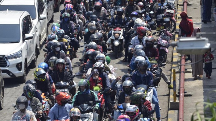 Penampakan Arus Balik di Pelabuhan Bakauheni Lampung Pemudik dengan sepeda motor melintas di Jalan Trans Sumatera menuju Pelabuhan Bakauheni, Lampung Selatan, Lampung, Kamis (5/5/2022). Kementerian Perhubungan memperkirakan puncak arus balik Lebaran 2022 akan terjadi pada 6-8 Mei 2022. ANTARA FOTO/Ardiansyah/nym.
