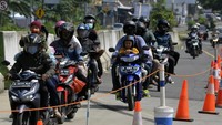 Pemudik dengan sepeda motor melintas di Jalan Trans Sumatera menuju Pelabuhan Bakauheni, Lampung Selatan, Lampung.