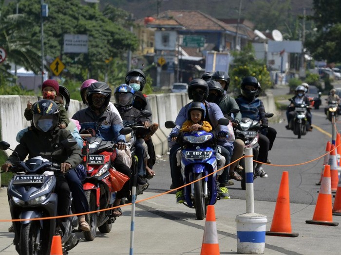 Pemudik dengan sepeda motor melintas di Jalan Trans Sumatera menuju Pelabuhan Bakauheni, Lampung Selatan, Lampung, Kamis (5/5/2022). Kementerian Perhubungan memperkirakan puncak arus balik Lebaran 2022 akan terjadi pada 6-8 Mei 2022. ANTARA FOTO/Ardiansyah/nym.