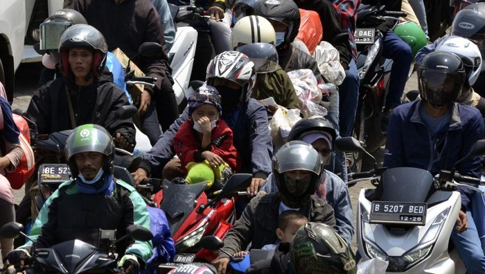 Pemudik dengan sepeda motor melintas di Jalan Trans Sumatera menuju Pelabuhan Bakauheni, Lampung Selatan, Lampung, Kamis (5/5/2022). Kementerian Perhubungan memperkirakan puncak arus balik Lebaran 2022 akan terjadi pada 6-8 Mei 2022. ANTARA FOTO/Ardiansyah/nym.