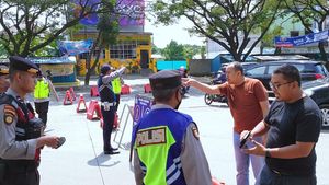 Tak Bisa Pulang karena Jalur ke Anyer Ditutup, Pemobil Adu Mulut dengan Polisi