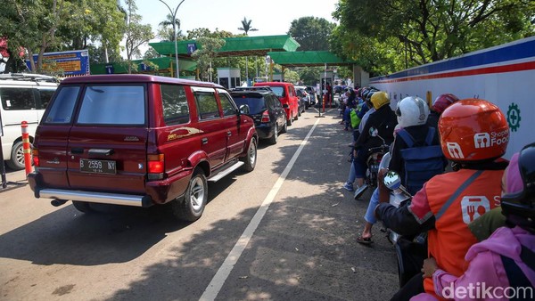 Pantauan detikcom pada pukul 10.30 WIB, terlihat pengunjung berdatangan dengan menggunakan kendaraan roda dua dan roda empat. Pantauan detikcom pada pukul 10.30 WIB, terlihat pengunjung berdatangan dengan menggunakan kendaraan roda dua dan roda empat.