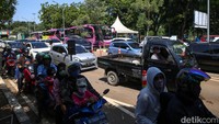 Terpantau antrean mobil pun sudah mengular hingga Jalan Mabes Hankam. Polisi dan pengelola menertibkan antrean mobil agar tidak menghambat lalu lintas.