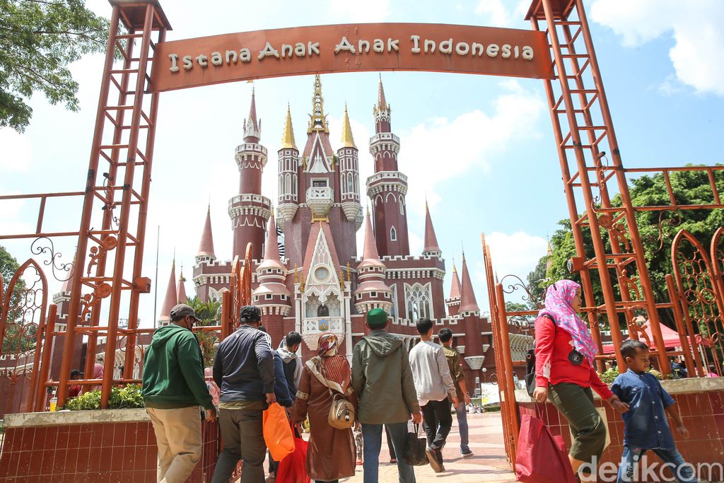 Suasana tempat wisata Taman Mini Indonesia Indah (TMII) yang dipadati oleh pengunjung pada hari libur lebaran, Kamis (5/5/2022).