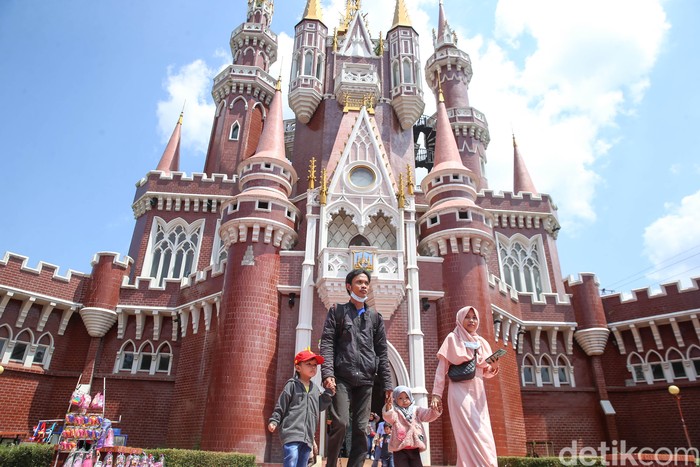 Pengunjung TMII Membludak Hari Ini Suasana tempat wisata Taman Mini Indonesia Indah (TMII) yang dipadati oleh pengunjung pada hari libur lebaran, Kamis (5/5/2022).