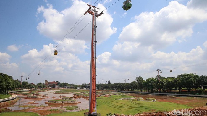 Suasana tempat wisata Taman Mini Indonesia Indah (TMII) yang dipadati oleh pengunjung pada hari libur lebaran, Kamis (5/5/2022).