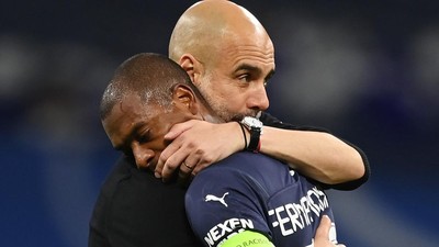 Momen Pep Guardiola Peluk-Hibur Pemain Man City