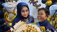 Adul membuktikan keseriusan cintanya kepada Whenty dengan melamarnya. Foto: Instagram/@wentyeri
