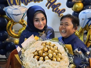 Selamat! Komedian Adul dan Whenti Resmi Menikah