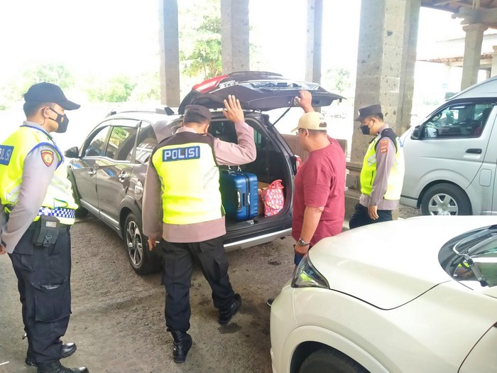 Petugas melakukan pemeriksaan kendaraan masuk Bali di pos KTP Gilimanuk, Kamis (5/5/2022)