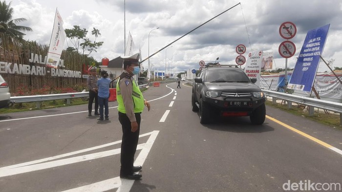 Polisi saat berjaga di tol Pekanbaru-Bangkinang