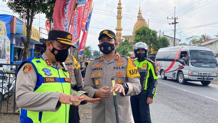 Polres Probolinggo melakukan koordinasi lintas sektoral dengan Polres Lumajang. Kapolres Probolinggo AKBP Teuku Arsya Khadafi dan Kapolres Lumajang AKBP Dewa Putu Eka turun langsung ke lokasi.