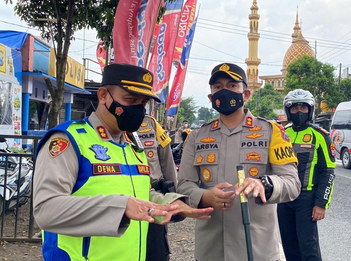 Polres Probolinggo melakukan koordinasi lintas sektoral dengan Polres Lumajang. Kapolres Probolinggo AKBP Teuku Arsya Khadafi dan Kapolres Lumajang AKBP Dewa Putu Eka turun langsung ke lokasi.