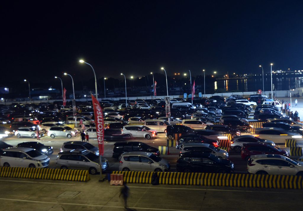 Potret Antrean Kendaraan di Dermaga Eksekutif Pelabuhan Bakauheni Sejumlah kendaraan pemudik antre untuk naik ke atas KMP Batu Mandi di dermaga Eksekutif, Pelabuhan Bakauheni, Lampung Selatan, Lampung, Kamis (5/5/2022). Pada H+2 Lebaran sebanyak 14.836 kendaran menggunakan jasa angkutan kapal laut menyeberang ke Pulau Jawa, Kementerian Perhubungan memperkirakan puncak arus balik Lebaran 2022 akan terjadi pada 6-8 Mei 2022. ANTARA FOTO/Ardiansyah/nz.