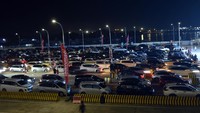 Sejumlah kendaraan antre untuk naik ke atas KMP Batu Mandi di dermaga Eksekutif, Pelabuhan Bakauheni, Lampung Selatan, Lampung, Kamis (5/5/2022).