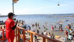 Mereka yang Bertugas Demi Keselamatan Pengunjung Pantai