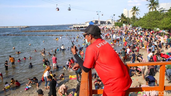 Selama libur lebaran ini, mereka full bertugas untuk mengawasi Pantai Ancol demi menjaga keselamatan para wisatawan.