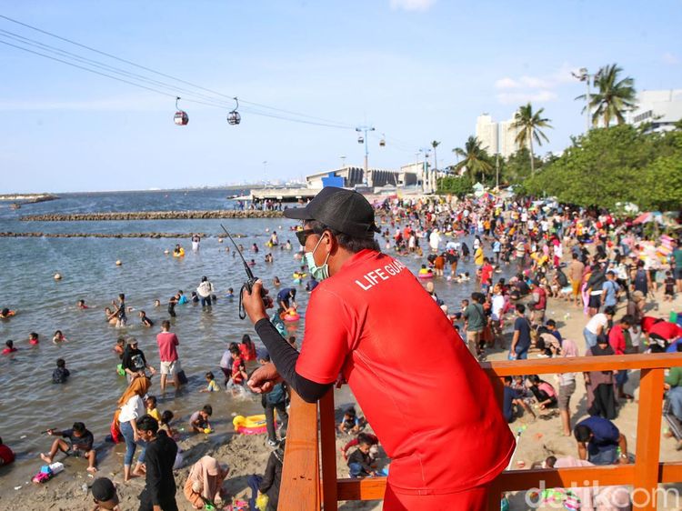 Mereka yang Bertugas Demi Keselamatan Pengunjung Pantai