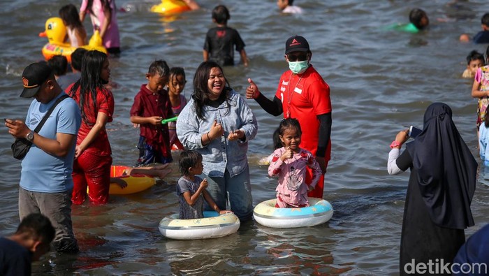 Potret Mereka yang Bertugas Demi Keselamatan Pengunjung Pantai Sejumlah petugas Lifeguard tengah berjaga dan mengawasi wisatawan di Pantai Indah Ancol, Jakarta, Kamis (5/5/2022). Para petugas Lifeguard ini bertugas untuk menjaga keselamatan para wisatawan.