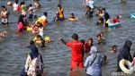 Mereka yang Bertugas Demi Keselamatan Pengunjung Pantai