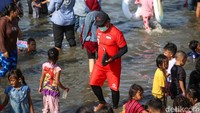 Namun para wisatawan baru mulai memeadati kawasan Pantai Indah dari pukul 8 pagi hingga 6 sore.