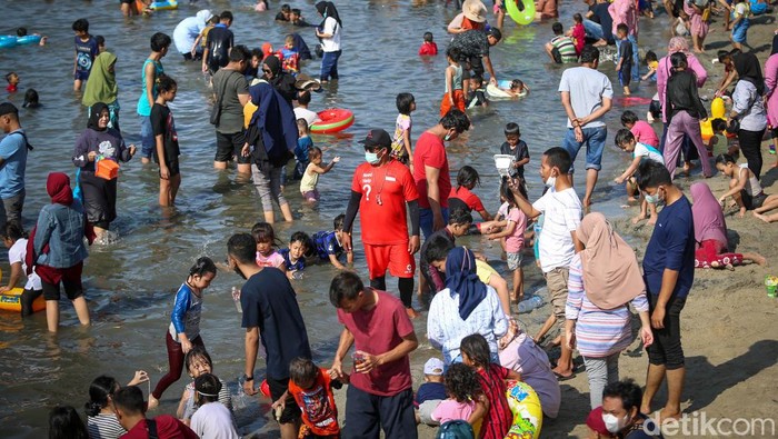 Sejumlah petugas Lifeguard tengah berjaga dan mengawasi wisatawan di Pantai Indah Ancol, Jakarta, Kamis (5/5/2022). Para petugas Lifeguard ini bertugas untuk menjaga keselamatan para wisatawan.