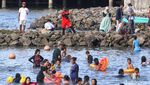 Mereka yang Bertugas Demi Keselamatan Pengunjung Pantai