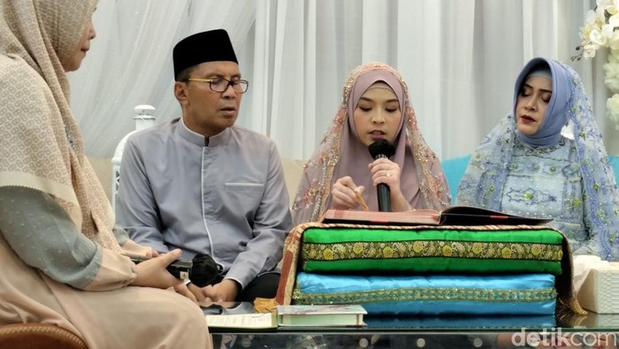 Putri Danny Pomanto Aura Aulia Imandara (tengah) saat prosesi mappasili.