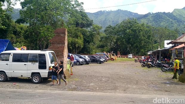Rest area Candi Batur Pemalang yang banyak terdapat monyet ekor panjang, Kamis (5/5/2022).