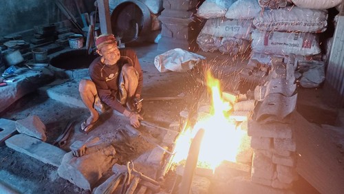 Salah satu aktivitas perajin gamelan di Desa Tihingan, Kecamatan Banjarankan, Klungkung