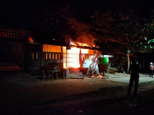 Salah satu rumah warga yang diduga dibakar saat konflik yang terjadi pada Selasa (3/5/2022) malam