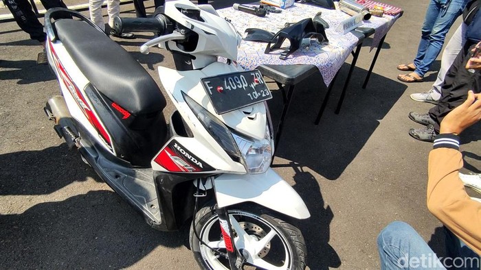 Sepeda motor yang digunakan dua pemuda Cianjur di depan jemaah salat id