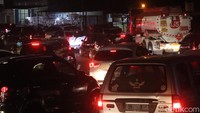 Perlambatan arus lalu lintas ini juga terjadi akibat penyempitan jalan, yang tadinya empat lajur di Lingkar Nagreg, dua lajur di jalur keluar Lingkar Barat Nagreg dan tiga lajur saat akan memasuki bypass Nagreg-Cicalengka.
