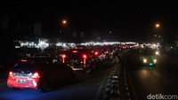 Kendaraan pun hanya bisa melaju perlahan akibat perlambatan arus lalu lintas.
