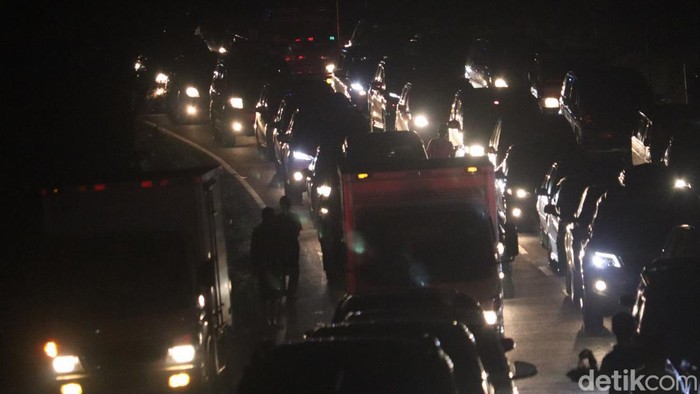 Situasi Lalin di Jalur Nagreg Malam Ini, Padat Merayap Kepadatan arus lalu lintas terjadi di jalur selatan Nagreg, Kabupaten Bandung, Jawa Barat, malam ini. Nampak peningkatan volume kendaraan di wilayah tersebut, Kamis, 5/5/2022.