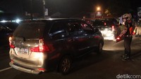 Petugas mengatur lalu lintas di jalur selatan Nagreg demi mengurai kemacetan.
