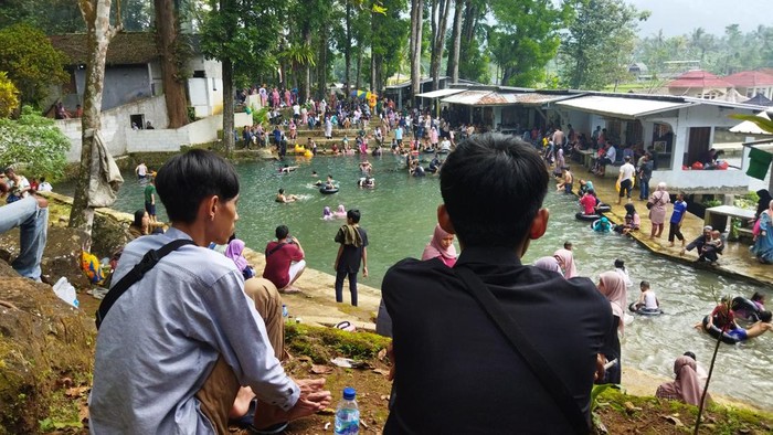 Situasi pemandian alam Cihunjuran di Pandeglang pada H+3 Lebaran (Aris-detikcom)