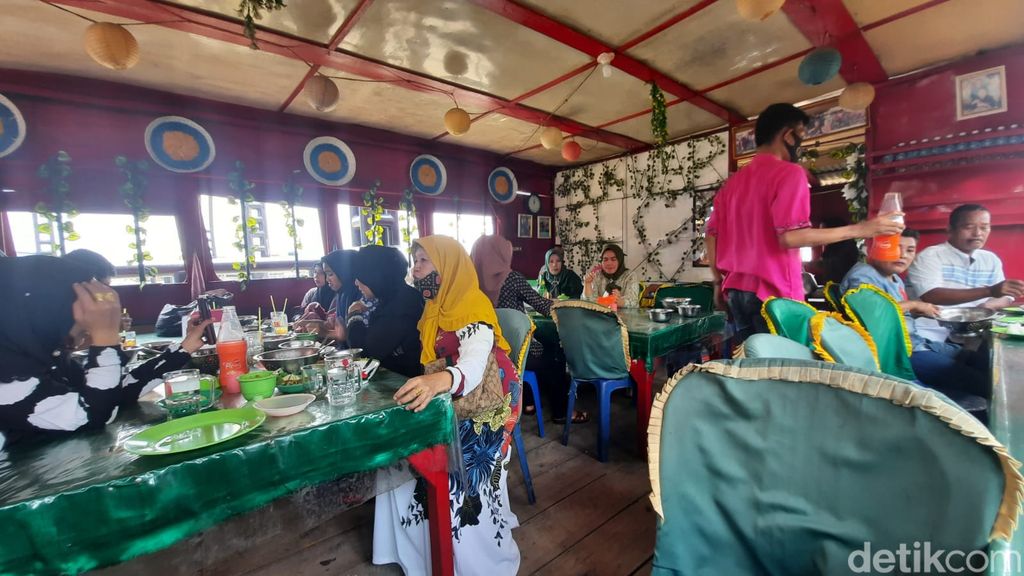 Suasana di dalam rumah makan terapung  Sungai Musi Palembang.