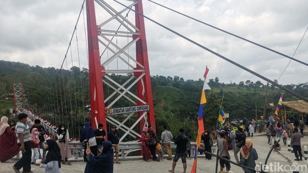 Suasana di objek wisata Jembatan Girpasang, Kemalang, Klaten, Kamis (5/5/2022).