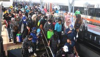 Sementara 14.900 lainnya kembali melalui Stasiun Gambir.
