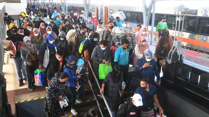 Sejumlah penumpang berjalan setibanya di Stasiun Pasar Senen, Jakarta, Kamis (5/5/2022). PT KAI mencatat pada H+2 Ramadhan sebanyak 14.700 pemudik kembali ke Jakarta melalui Stasiun Pasar Senen, sementara 14.900 lainnya kembali melalui Stasiun Gambir. ANTARA FOTO/Akbar Nugroho Gumay/nz