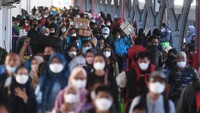 Begitu juga dengan Stasiun Pasar Senen yang dipadati penumpang arus balik Lebaran 2022. (Akbar Nugroho Gumay/Antara Foto)